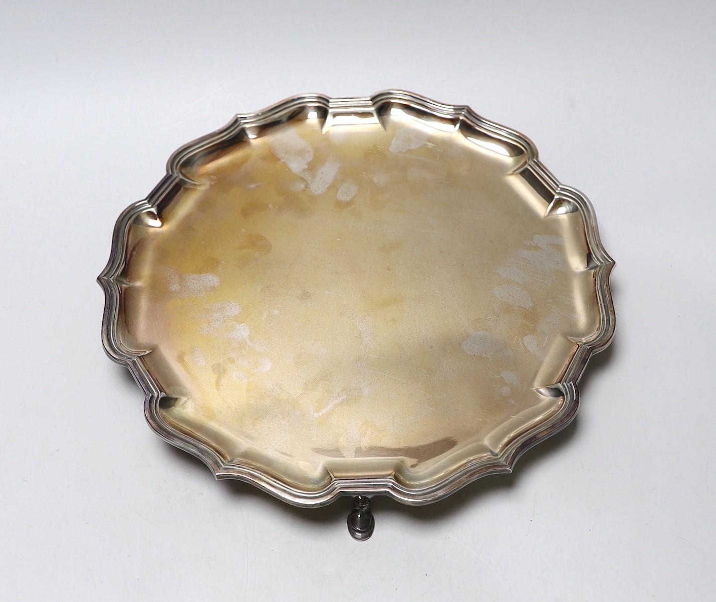 An Elizabeth II silver salver with pie crust border, Mappin & Webb, London, 1985, 31.9cm, 29.6oz.